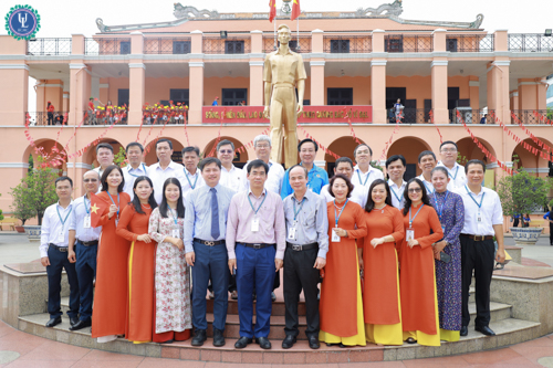 Trường Đại học Luật TP.HCM dâng hương tưởng niệm Chủ tịch Hồ Chí Minh nhân kỷ niệm 50 năm Ngày Giải phóng miền Nam, thống nhất đất nước